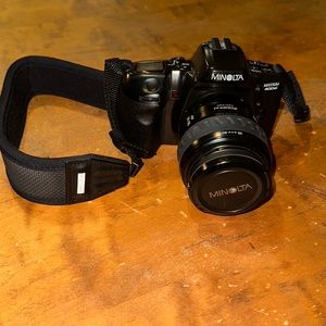 1980s Minolta Maxxum 400si SLR 35mm Film Camera with 28mm-80mm Zoom Lens.